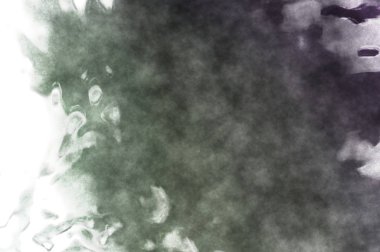 Beyaz arkaplanda soyut renkli suluboya. Dijital resim.