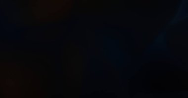 Soyut arkaplan. Sihirli enerji ve ışık hareketinin fraktal dalgaları. Parlayan ışık şekillerinin renkli duvar kağıdı şablonu.