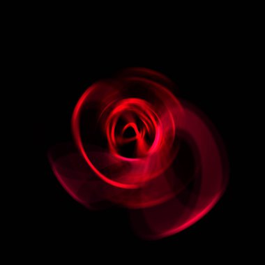 Siyah arka planda izole edilmiş dönen ışık ışınları. Dairesel hareketle parlayan renkli ışık parçacıklarının grafiksel 2d çizimi.