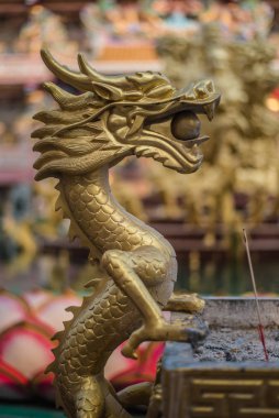 Altın Çin ejderhası heykeli tapınakta