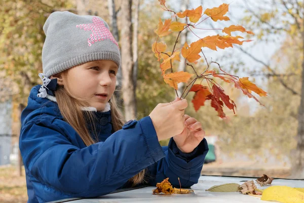 The girl in the park — Stock Photo, Image