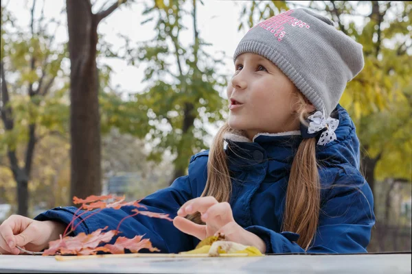 The girl in the park — Stock Photo, Image