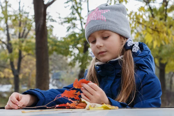 Het meisje in het park — Stockfoto