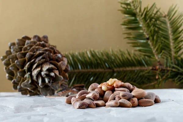 Sedir kozalakları fındık