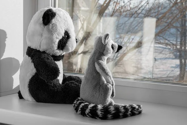 Zabawka panda i lemur — Zdjęcie stockowe