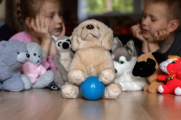 Crianças e brinquedos — Fotografia de Stock