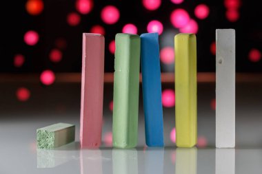 Tebeşir çizim için çok renkli parçaları