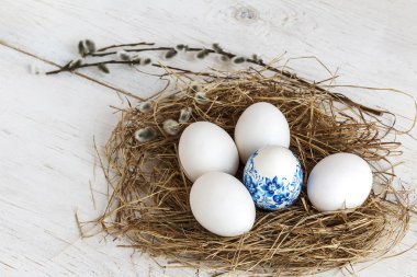 Saman yuvadan beyaz yumurta