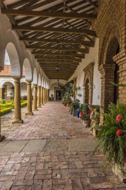 Yay ve sütunları olan Koloni salonu