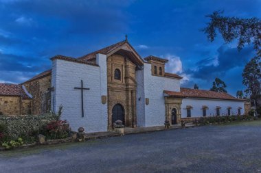 Kolombiya Villa de Leyva 'daki eski sömürge manastırı cephesi
