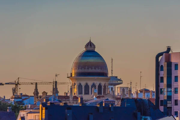 Madrid Ufuk Çizgisi Santa Teresa Kilisesi ve San Jose, renkli kubbe — Stok fotoğraf