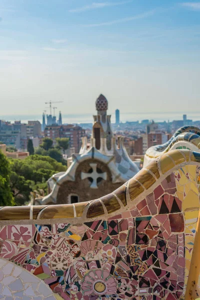 Barselona, Park Guell 'deki renkli mozaik duvar ve giriş evleri — Stok fotoğraf