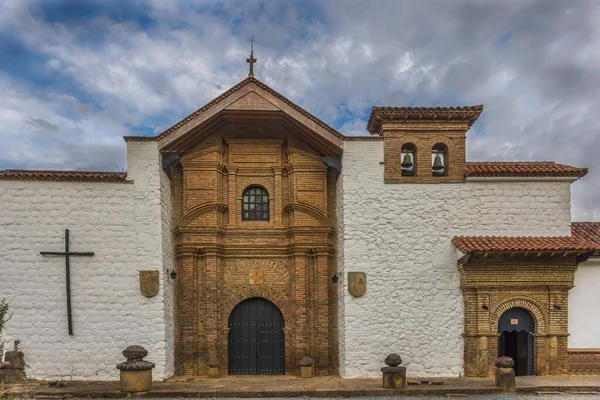 Fasad av gamla koloniala kloster i Villa de Leyva, Colombia — Stockfoto