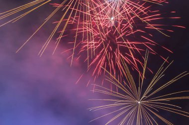 Gece gökyüzünde havai fişek ışık