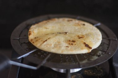 Izgarada Kolombiyalı bir arepaya kadeh kaldırıyorum.