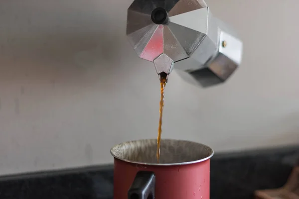 咖啡壶里倒入咖啡 — 图库照片