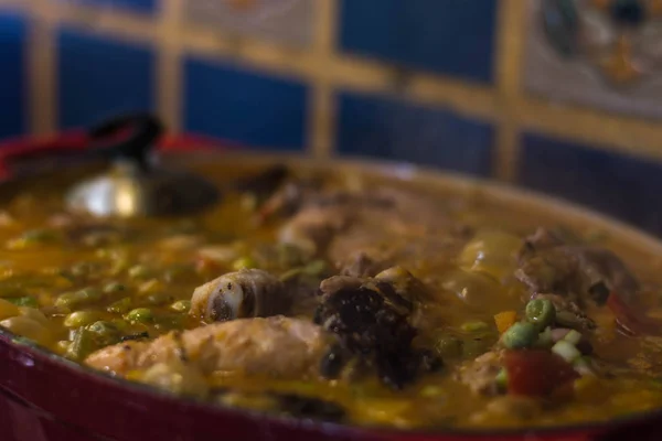 Cocido, typisch Colombiaans eten koken in een rode pot — Stockfoto