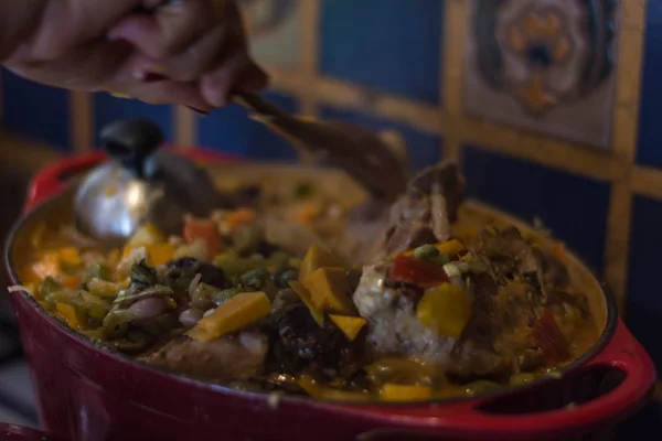 Старуха вручную готовит типичную колумбийскую еду — стоковое фото