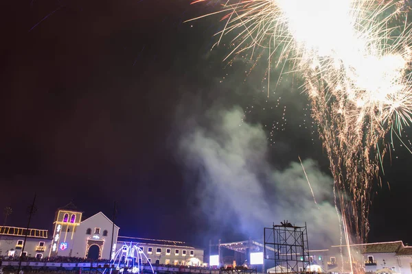 Kolombiya 'da mumların yakıldığı gün. Aralık havai fişek festivali Villa de Leyva, Kolombiya