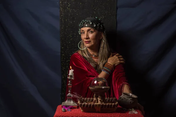 Çingene falcı ya da gizemli kahin sihirli kristal kürede harikalar yaratır.