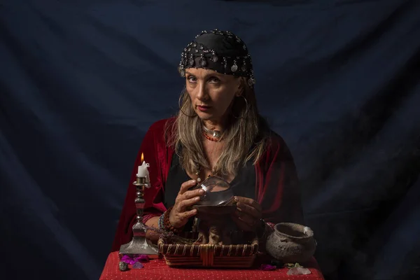 Çingene falcı ya da gizemli kahin sihirli kristal kürede harikalar yaratır.