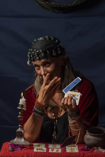 Çingene falcı ya da gizemli kahin kartları okudu.