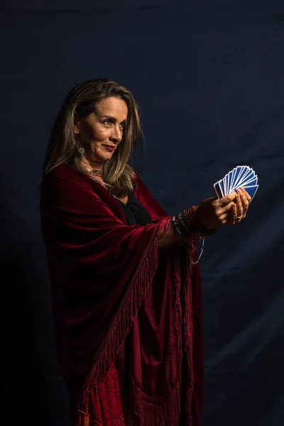 Çingene falcı ya da esrarengiz kahin kartları.