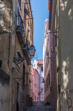 Lizbon, Portekiz 'de dar ve eski bir sokak
