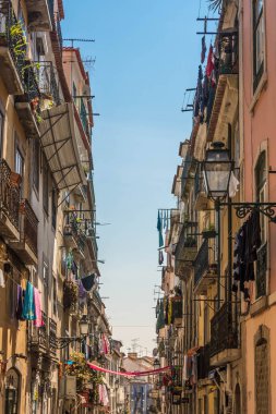 Lizbon, Portekiz 'deki eski binalarda renkli kuru giysiler ile cadde