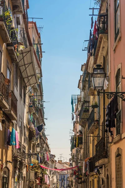 Lizbon, Portekiz 'deki eski binalarda renkli kuru giysiler ile cadde