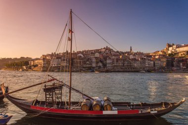 Oporto, Portekiz - Geleneksel tekne ve şehirli Douro Nehri