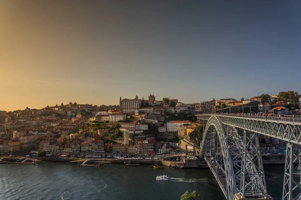 Porto, Portekiz - Eski kasabanın şarap limanı Douro nehri ile ufuk çizgisi — Stok fotoğraf