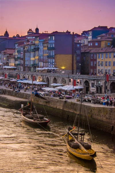 Oporto, Portekiz - Geleneksel tekne ve şehirli Douro Nehri