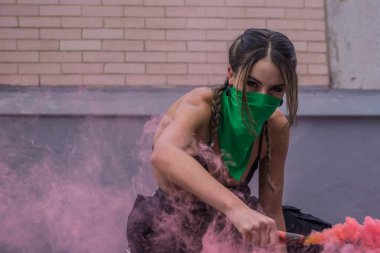 Siyahlar içinde yüzlü, genç ve güzel feminist aktivist.