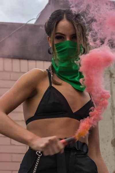 Siyahlar içinde yüzlü, genç ve güzel feminist aktivist.