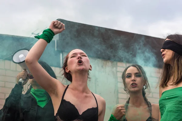 Yumruğu havada, megafon gibi konuşan feminist aktivist bir grup.