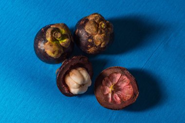 Mavi arka planda üst manzaralı mangosteen meyvesi