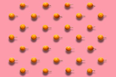 Kırmızı arka planda granadilla ya da granadilla 'nın renkli meyve deseni.