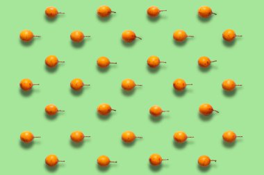 Yeşil arka planda granadilla ya da granadilla veya granadia çarkıfelek meyvesi renkli meyve deseni