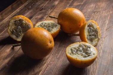 Tatlı granadilla veya granadia tutku meyvesi. Tahtadaki tüm egzotik meyveleri kesip biçtim.