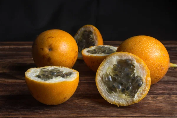 Tatlı granadilla veya granadia tutku meyvesi. Tahtadaki tüm egzotik meyveleri kesip biçtim.