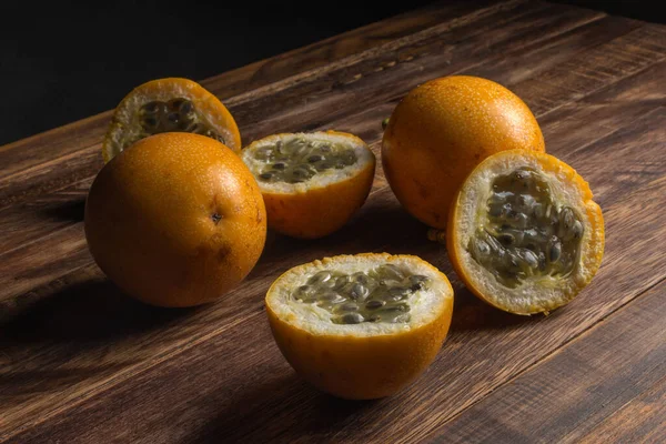 Tatlı granadilla veya granadia tutku meyvesi. Tahtadaki tüm egzotik meyveleri kesip biçtim.