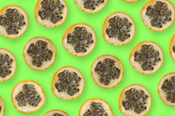 Granadilla ya da granadilla 'nın renkli meyve deseni ya da tutku meyvesi, yeşil arka planda üst açıdan ikiye bölünmüş.