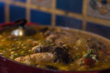 Cocido, tipik Kolombiya yemekleri kırmızı bir tencerede pişiyor.