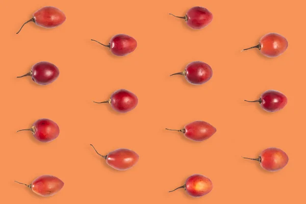 Yukarıdan bakıldığında açık yeşil zemin üzerinde ham tomarillo veya tomate de arbol meyve deseni