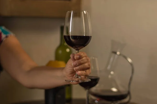 Eine Frau Hält Ein Weinglas Über Einen Holztisch Mit Flasche — Stockfoto