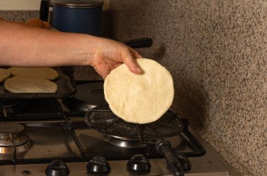 Tipik ev yemekleri dökme demir bir tavanın üzerinde Kolombiya arepaları.