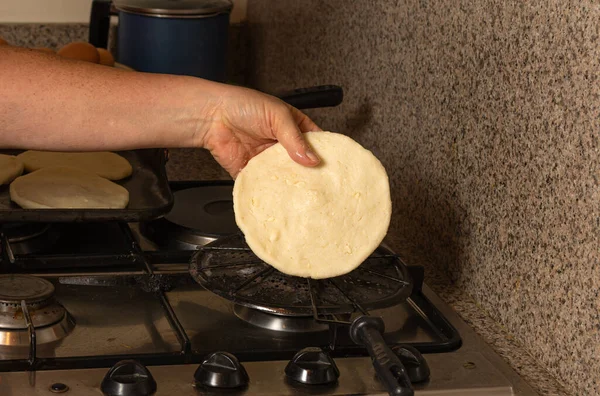 Tipik ev yemekleri dökme demir bir tavanın üzerinde Kolombiya arepaları.