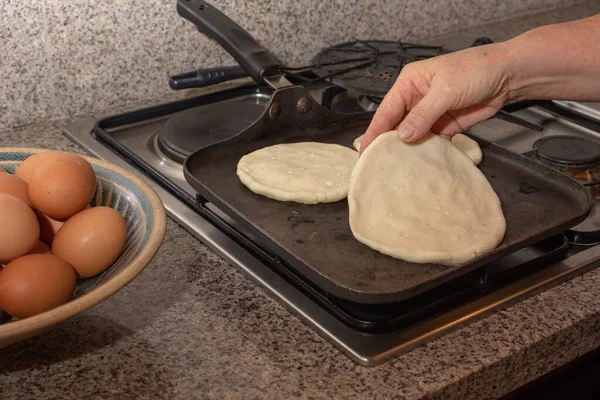 Tipik ev yemekleri dökme demir bir tavanın üzerinde Kolombiya arepaları.