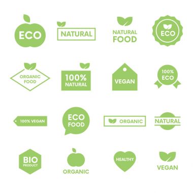 Yeşil etiket ve rozetleri beyaz arka plan üzerinde organik, doğal, biyo ve eko ürünler için yaprakları ile